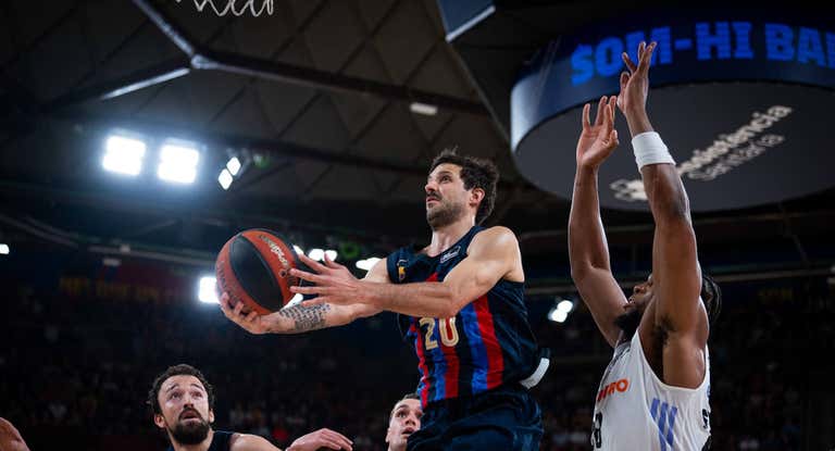 Laprovittola busca el aro presionado por Yabusele.