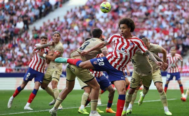 Witsel, en un saque de esquina del Atlético frente al Almería.  AFP