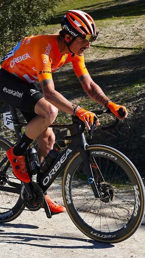 Xabier Mikel Azparren, en pleno esfuerzo durante la reciente Clásica Jaén Paraíso Interior.  EUSKALTEL-EUSKADI / SPRINT CYCLING