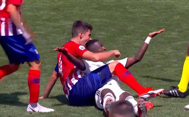 Tachi propina un mordisco a Vinicius. Captura Real Madrid TV