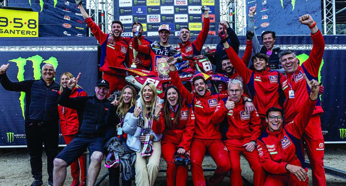 El equipo GasGas y Jorge Prado celebran su victoria en el MXGP de Trentino. /GasGas