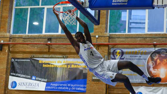 Ismaila Diagne se cuelga durante un mate. /Rocío Benítez / FBM