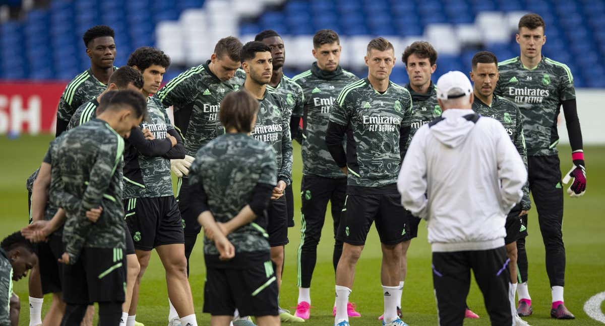 Carlo Ancelotti habla con la plantilla en el entrenamiento de este lunes. /EFE