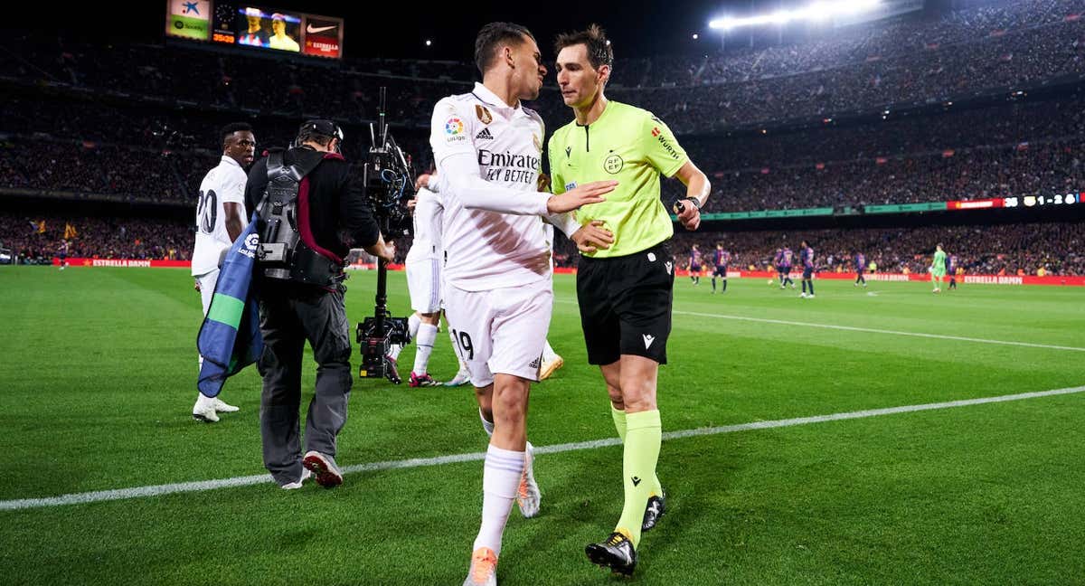 Ceballos dialoga con De Burgos Bengoetxea durante el último Clásico liguero. /GETTY