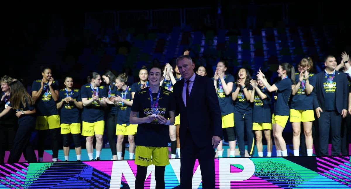 Breanna Stewart recibe el MVP de la final de la Euroliga con el Fenerbahçe. /Sezgin Pancar/Getty Images