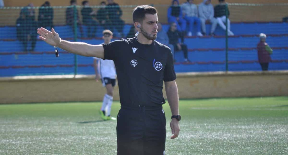 Antonio Pozo dirigiendo un partido esta temporada /Pakito Arrebola