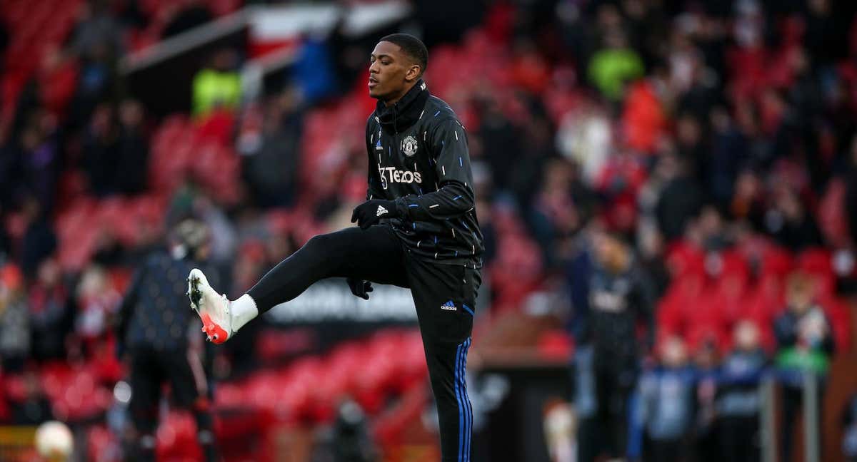 Martial realiza ejercicios de calentamiento antes del partido de ida ante el Sevilla.
