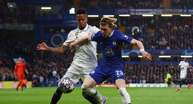 Alarma en la defensa del Real Madrid: Militao, sancionado y Alaba, tocado