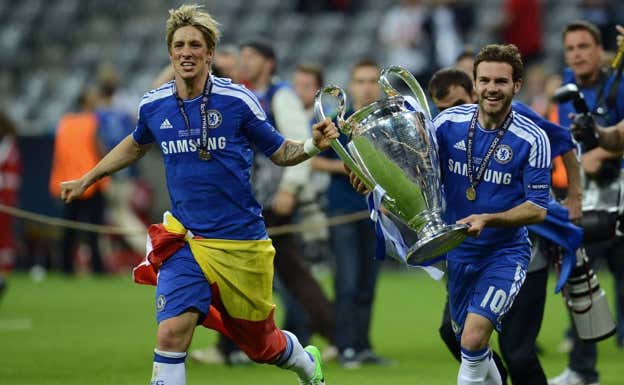 Torres y Mata, con la Champions ganada por el Chelsea en 2012.  AFP