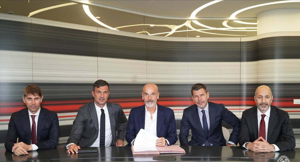 Pioli el día de la firma junto a Maldini y Massara. /@ACMILAN