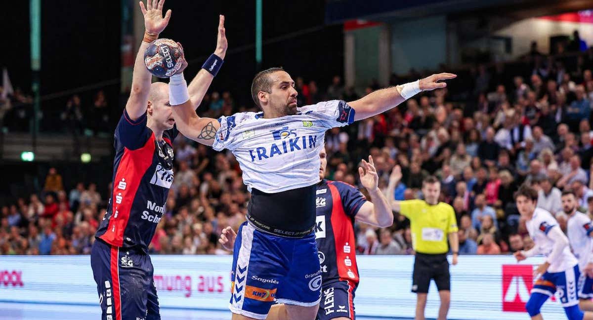 Esteban Salinas lanza a portería durante el partido de ayer. /BM Granollers