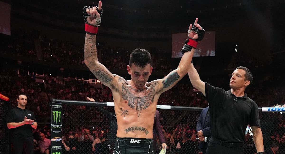 Max Holloway celebra su victoria sobre Allen en el UFC Kansas City./UFC