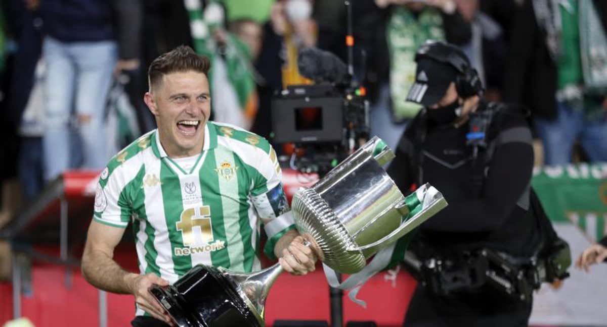 Joaquín Sánchez levanta la Copa del Rey el pasado mes de abril tras superar al Valencia. /EFE