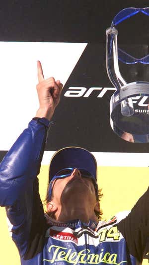 Sete Gibernau dedica su victoria en el GP de Sudáfrica 2003 a Daijiro Kato.  AP