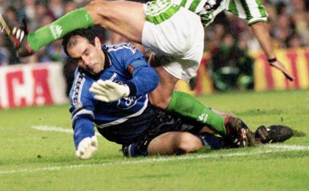 Andoni Zubizarreta, en un un partido ante el Betis, con el Valencia, en la temporada 1996-97. EFE