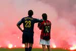 Ídolos, goles, bengalas y suspensiones: vuelve a Europa el derbi de Milán