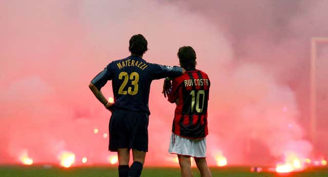 Ídolos, goles, bengalas y suspensiones: vuelve a Europa el derbi de Milán