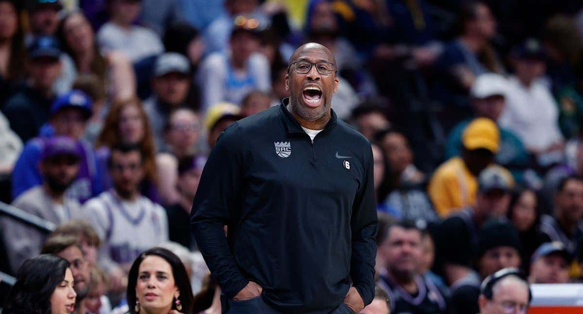 Mike Brown, ganador del premio al Entrenador del Año en la NBA./Reuters