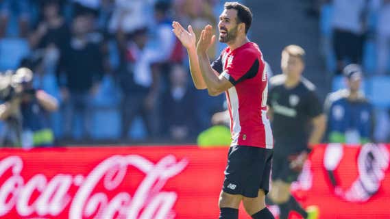 Mikel Balenziaga anima a sus compañeros en una acción de un partido con el Athletic./Athletic Club