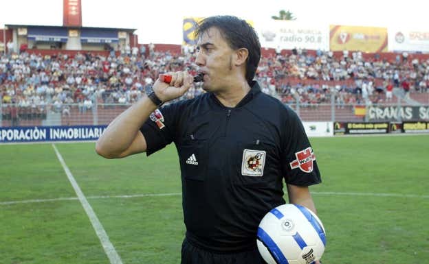 Fernández Hinojosa, pitando un Murcia-Celta de 2004. JUAN LEAL