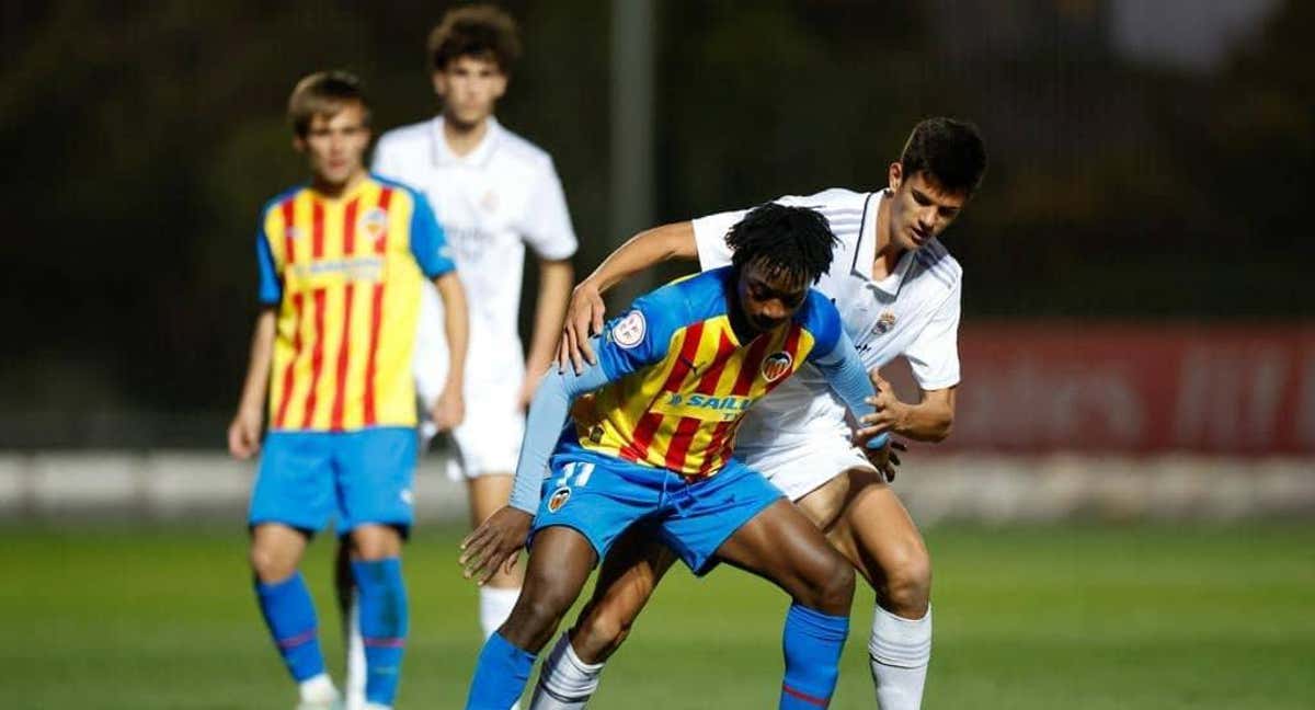 Dos canteranos de Valencia y Real Madrid disputan el cuero.