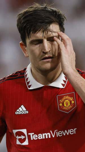 Maguire, capitán del equipo, está en entredicho.  REUTERS