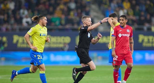 Encuesta anónima de LaLiga a los clubes sobre árbitros: ¡el 100% no entiende el criterio de las manos!