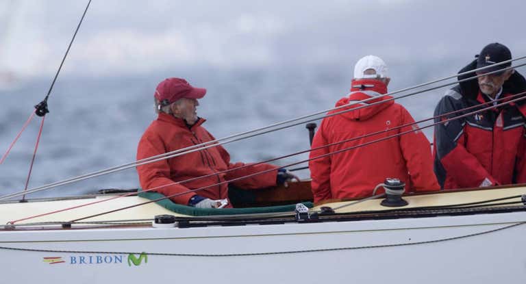 Don Juan Carlos lleva la caña del Bribón en aguas de Sanxenxo.