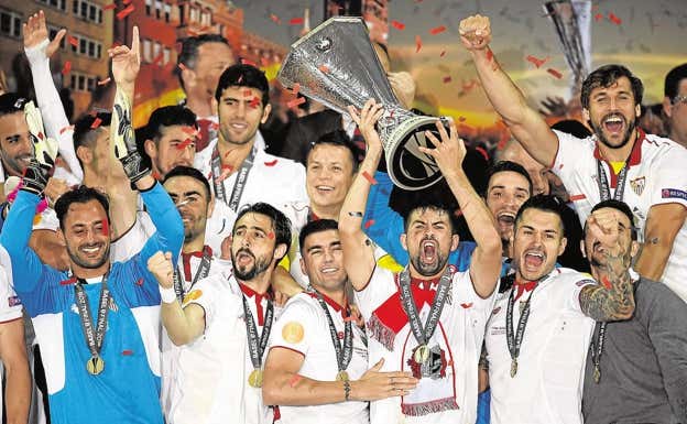 Coke levanta la quinta Europa League del Sevilla. Reuters / Dylan Martinez