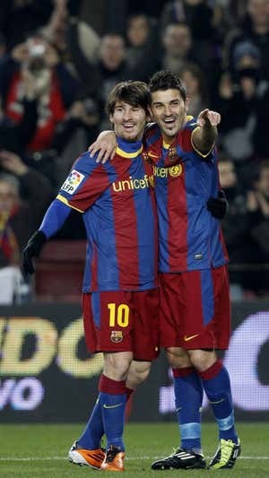 Villa celebra un gol con Messi.  REUTERS