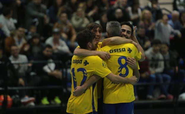 Los jugadores del Virgili se abrazan tras un gol.  La Voz de Cádiz