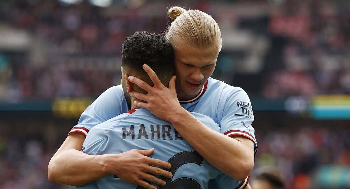 Mahrez celebra con Haaland uno de los goles ante el Sheffield. /REUTERS