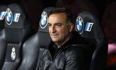 Carvalhal le pide la camiseta a Militao: «Sé que no queda bien, pero me da igual»