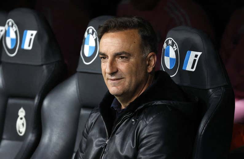 Carvalhal le pide la camiseta a Militao: «Sé que no queda bien, pero me da igual»