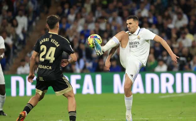 Ceballos controla un balón ante Gabri Veiga.