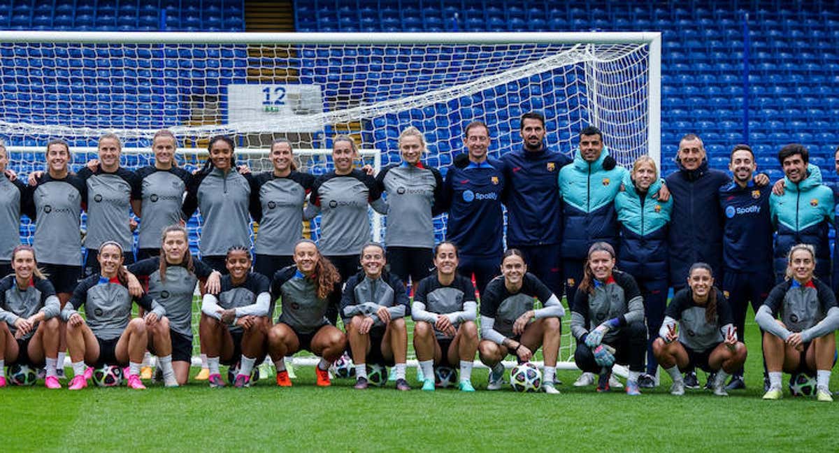 Las jugadoras del Barça posan en Stamford Bridge en el entrenamiento previo a la semifinal ante el Chelsea. /FC BARCELONA