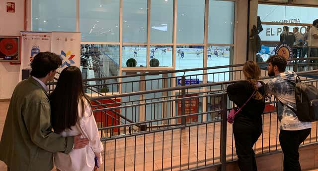 ¿Cómo organizar un Mundial en un centro comercial? El reto de transformar un kebab en un vestuario para los árbitros