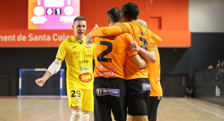 Marcão celebra un gol del Aspil-Jumpers Ribera Navarra.