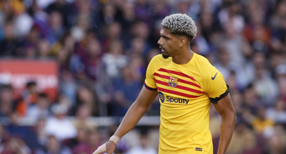 Ronald Araujo durante el partido.