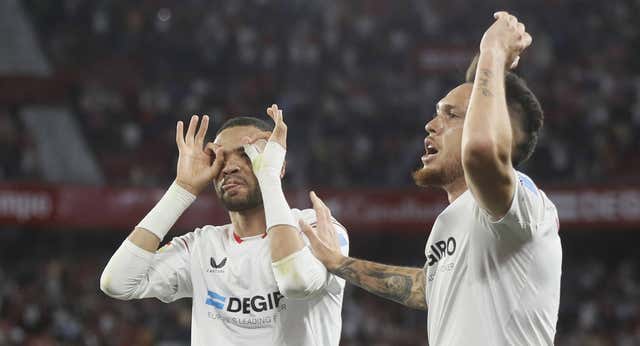 El Sevilla no se quita el traje europeo y gana al Villarreal