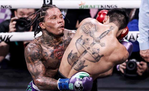 Gervonta Davis golpea a Ryan García.  EFE