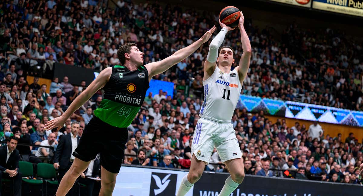 Mario Hezonja lanza ante Joel Parra./ ACB PHOTO