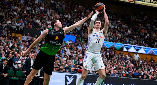 Mario Hezonja lidera al Real Madrid en Badalona y los blancos no pierden la estela de los líderes