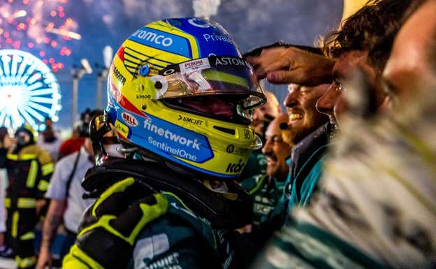 Fernando Alonso celebra el podio en el GP de Baréin 2023 de F1.  Aston Martin