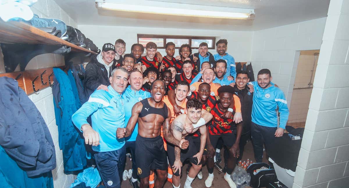 El filial del Manchester City celebra su título de liga./@mancityacademy