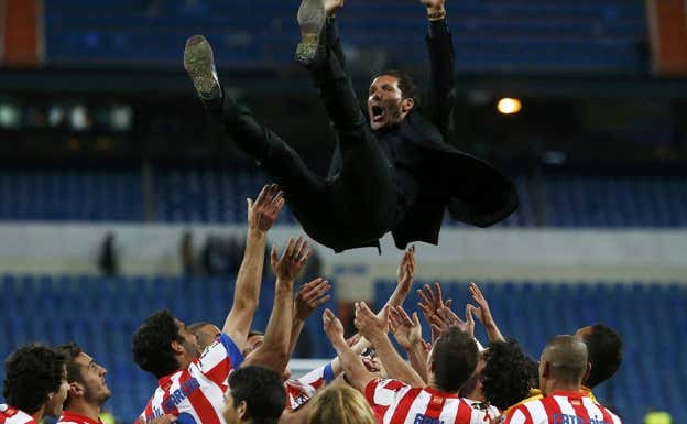 Simeone, manteado por los jugadores del Atlético de Madrid, en la final de Copa de 2013 ante el Real Madrid.  ARCHIVO ABC