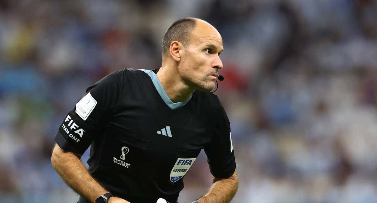 Mateu Lahoz, durante un partido del pasado Mundial./Reuters
