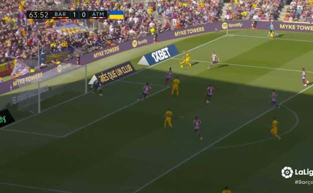 Tras conducir y fijar a Carrasco, Raphinha opta por salir hacia fuera y dejar atrás al belga, consiguiendo un buen centro en ventaja.