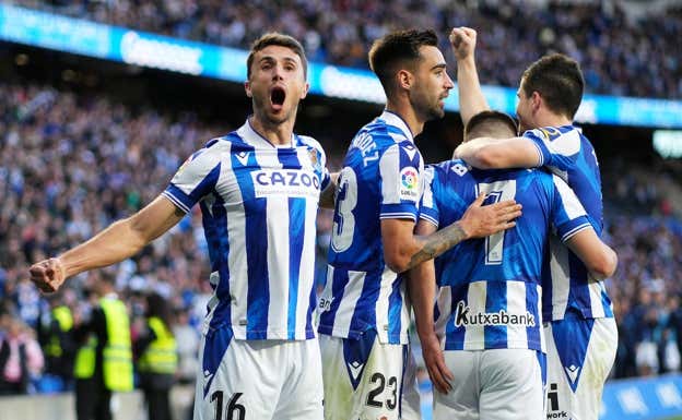 Ander Guevara, licenciado en Derecho, celebrando un gol de Barrenetxea contra el Elche  GETTY IMAGES