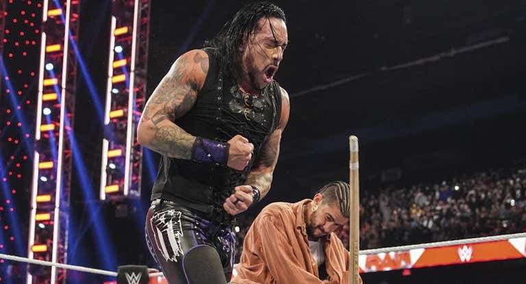 Bad Bunny golpea a Damian Priest en Raw con un palo de kendo.